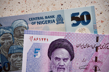 naira i rial irański, banknoty © Marcin Łazarczyk