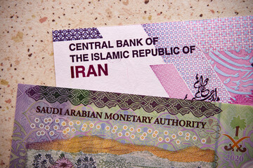 Naklejka premium rial saudyjski i rial irański, banknoty