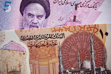 funt egipski i rial irański, banknoty © Marcin Łazarczyk