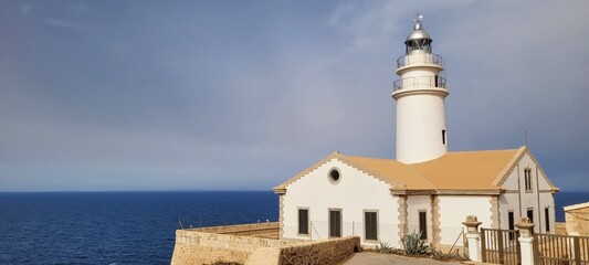Capdepera Lighthouse, Mallorca, Hiszpania, Morze latarnia morska  wybrzeże  ocean  budynek nadmorski  nawigacja morska  architektura nadbrzeżna  niebo z chmurami  pejzaż morski  samotna latarnia  © eMWu