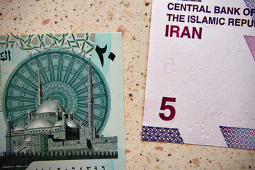 funt egipski i rial irański, banknoty © Marcin Łazarczyk