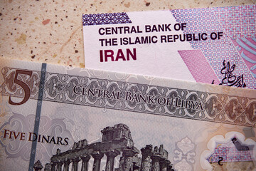 dinar libijski i rial irański, banknoty © Marcin Łazarczyk