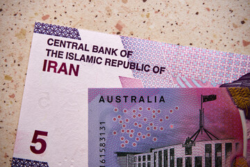 dolar australijski i rial irański, banknoty © Marcin Łazarczyk