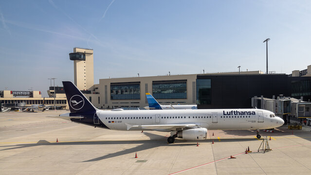 Ein Flugzeug der Lufthansa steht am neuen Terminal 3 des Flughafens Frankfurt an einer Gateposition mit Fluggastbr&uuml;cke. 