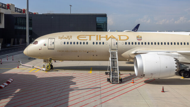 Ein Flugzeug von Etihad Airways steht am neuen Terminal des Flughafens Frankfurt an einer Gateposition auf dem Vorfeld. 