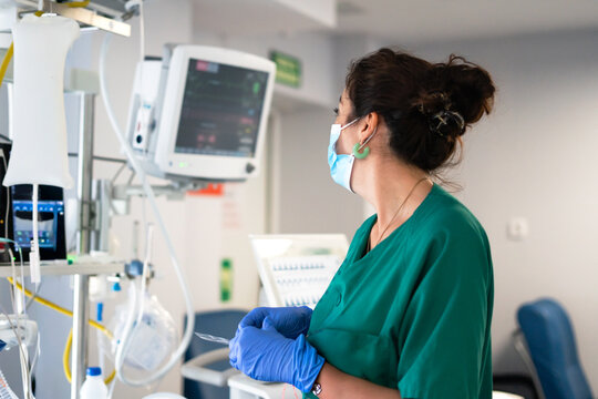 Nurse monitoring vital signs in intensive care unit
