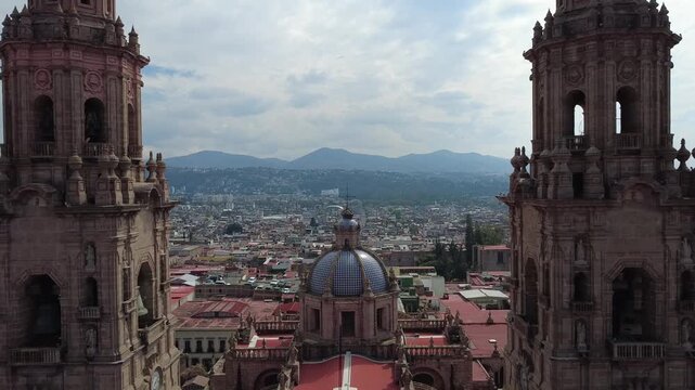  Pasando por en medio de las Torres de la Parroquia de Morelia Michoac&aacute;n Mexico. Vuelo con Dron DJI Mini 4K #dron