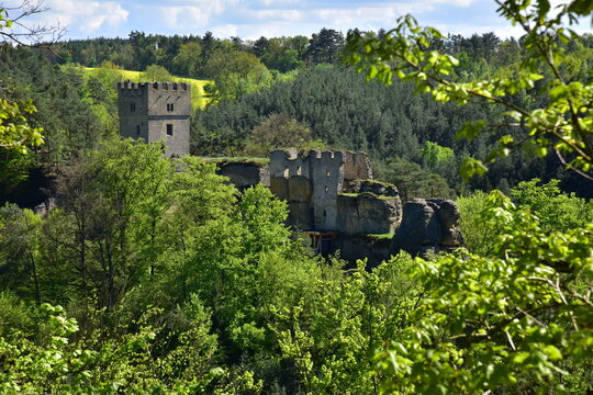 Ustek Ptaci dul  Remains of a Gothic castle Helfenburk protected monument