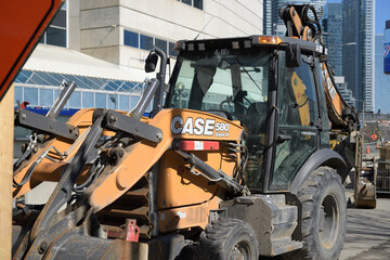 Obraz premium CASE 580 Super N, a 97-hp Tier 4 Final backhoe loader featuring a 17' 11