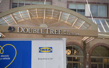 Obraz premium IKEA delivery vehicle parked in front of DoubleTree by Hilton Hotel Toronto Downtown (108 Chestnut St)