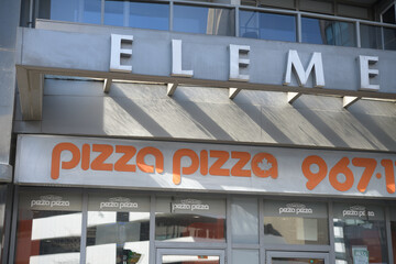 Naklejka premium close-up detail sign on the outside of Pizza Pizza location at 340 Front St W, Toronto