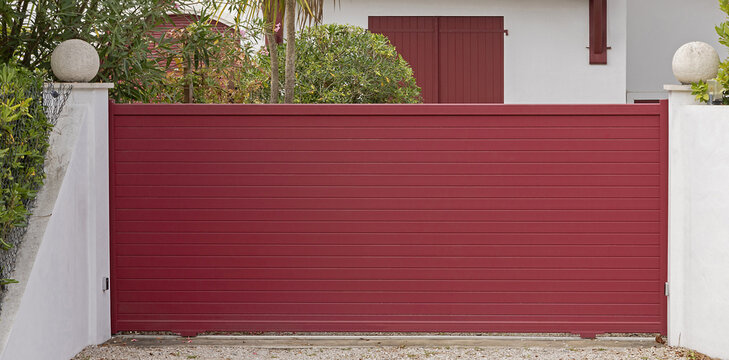 Portail rouge basque d'une maison	