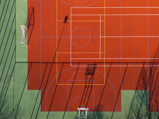 Abstrakcyjny niebieski dach z blachy falistej widziany z drona, minimalistyczny geometryczny wzór © Kacper