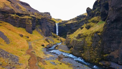 Krajobraz wodospadu w kanionie