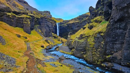 Płynąca rzeka między skałami
