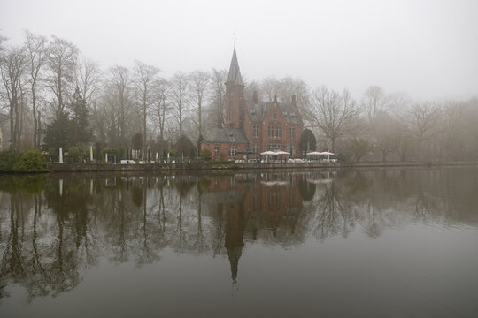 Bruges minnewater park kasteel de la faille lake reflection
