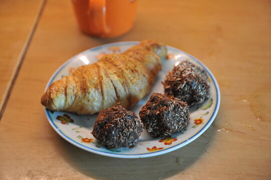 Deser fit kulki mocy z miodem wi&oacute;rkami i kakao oraz rogalik croissant francuski styl  