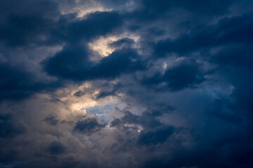 Obraz premium Stark bewölkter Himmel