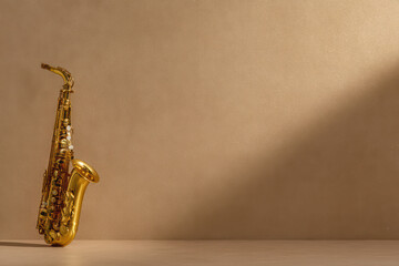 Naklejka premium Golden saxophone musical instrument brass instrument jazz music vintage style minimalism studio lighting