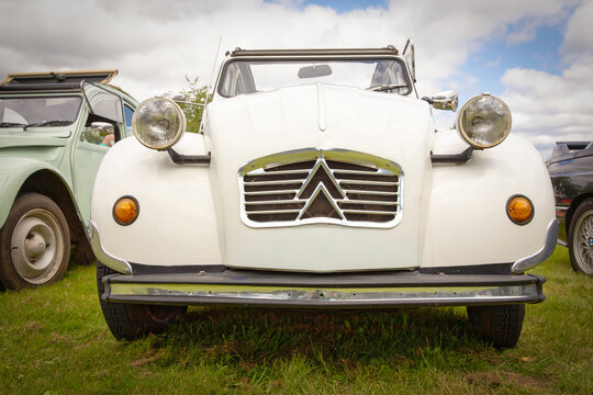 Front eines Citroen 2 CV auf einer Ausstellung alter Fahrzeuge in Rheinbach, Deutschland, 13. Juli 2024, 