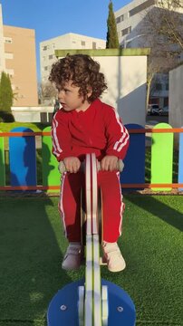 El Vuelo de la Infancia: Ni&ntilde;o Rubio de Rizos Jugando en el Columpio