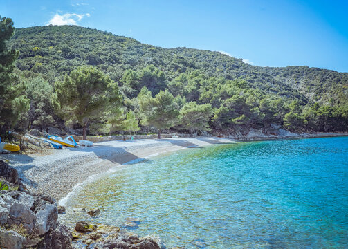 Plaža Zdovica Beach, Valun, Croatia: Pebble beach with boats and turquoise water
