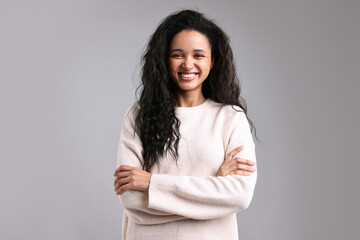 Obraz premium Portrait of beautiful young woman on light grey background