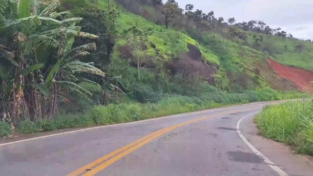 Time lapse dirigindo na estrada, na cidade de Araponga, regi&atilde;o da Serra do Papagaio, Estado de Minas Gerais, Brasil