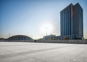 Obraz premium Modern Urban Landscape Featuring Towering Buildings and a Bright Sunset