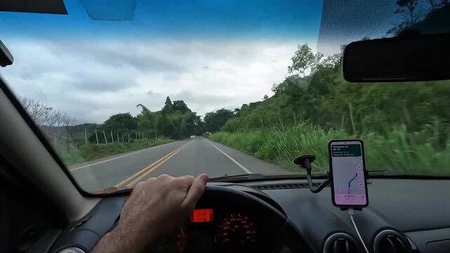dirigindo em na estrada, na cidade de Araponga, regi&atilde;o da Serra do Papagaio, Estado de Minas Gerais, Brasil