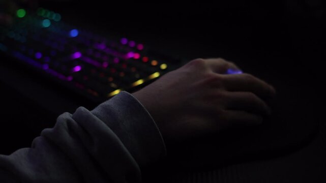 Main utilisant une souris gaming avec molette sur bureau sombre &ndash; vid&eacute;o 4K