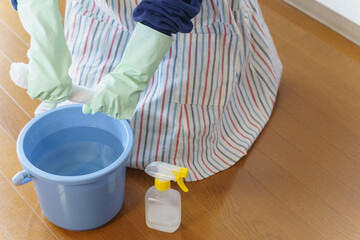 雑巾をしぼる｜床・フローリングの拭き掃除