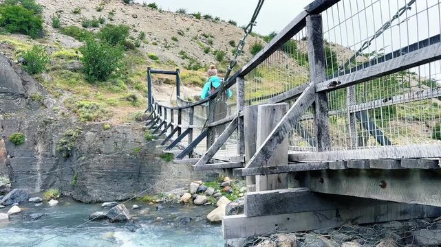 Suspension footbridge