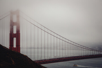 Obraz premium Foggy View of the Bay and the Golden Gate Bridge, San Francisco, California