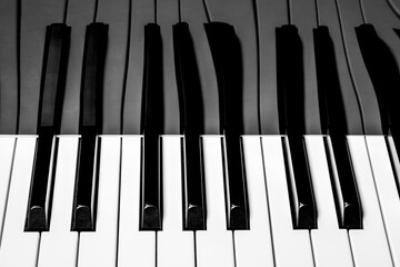 Black and white piano keys with reflection © i_valentin