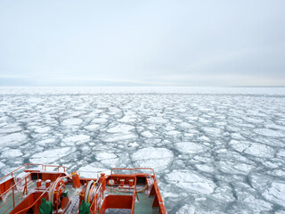 オホーツク海の流氷と砕氷船（紋別） © tawa--mana