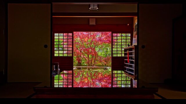 京都　大徳寺の塔頭寺院　興臨院　座卓に映る紅葉