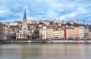 Obraz premium Lyon, france. December 29, 2023. Lyon cityscape with colorful hillside buildings, saint-george church and basilica of notre-dame de fourvière overlooking the saône river