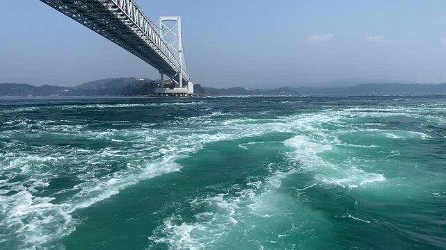 鳴門海峡のフェリーに乗って見えるローアングルの渦潮