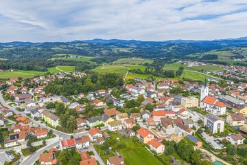 Fototapeta premium Ausblick auf die Gemeinde Hutthurm im Bayerwald in Niederbayern im Spätsommer
