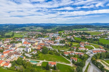 Fototapeta premium Ausblick auf die Gemeinde Hutthurm im Bayerwald in Niederbayern im Spätsommer