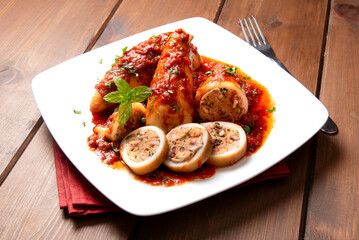 Calamari ripieni al sugo, Cucina Italiana 