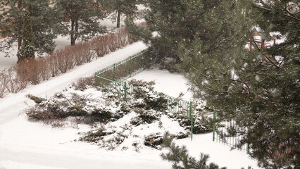 Krajobraz miejski, teren pokryty grubą warstwą śniegu © tomo81