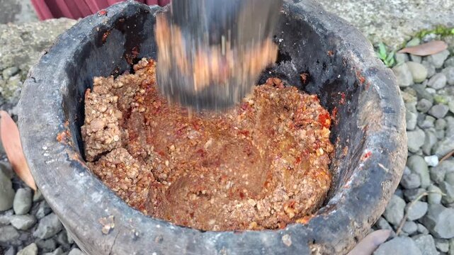 ASMR Traditional Grinding Pecel Peanut Sauce Using Mortar and Pestle, Indonesian Cuisine