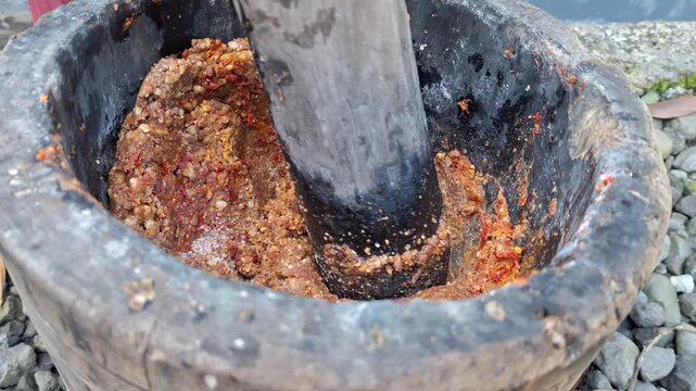 ASMR Traditional Grinding Pecel Peanut Sauce Using Mortar and Pestle, Indonesian Cuisine