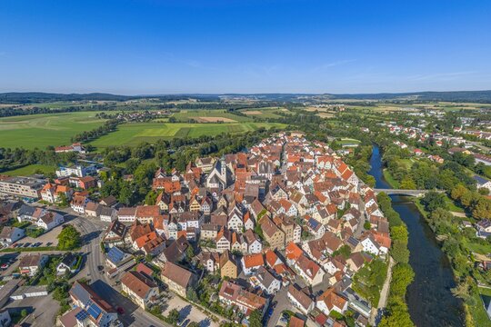 Die kleine Stadt Munderkingen im Donautal an der Oberschw&auml;bischen Barockstra&szlig;e aus der Vogelperspektive