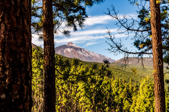 Paisaje con el pico del Teide y nubes en la isla de Tenerife.