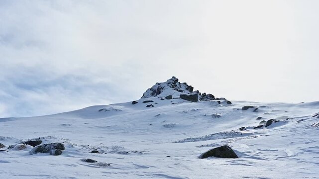 冬の宝剣岳と地吹雪