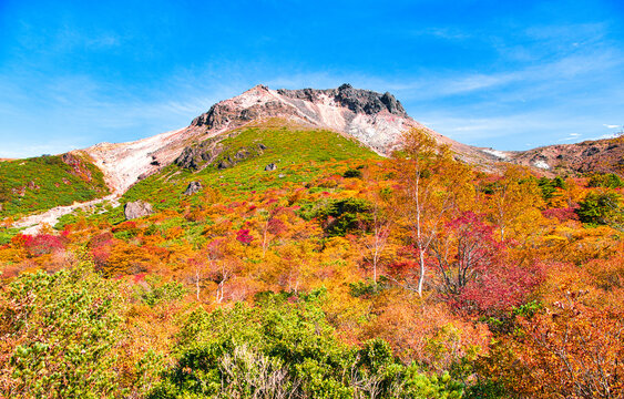 栃木県那須郡那須町　秋の紅葉に染まる姥ヶ平と茶臼岳の風景