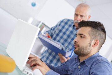 Obraz premium teacher helping student